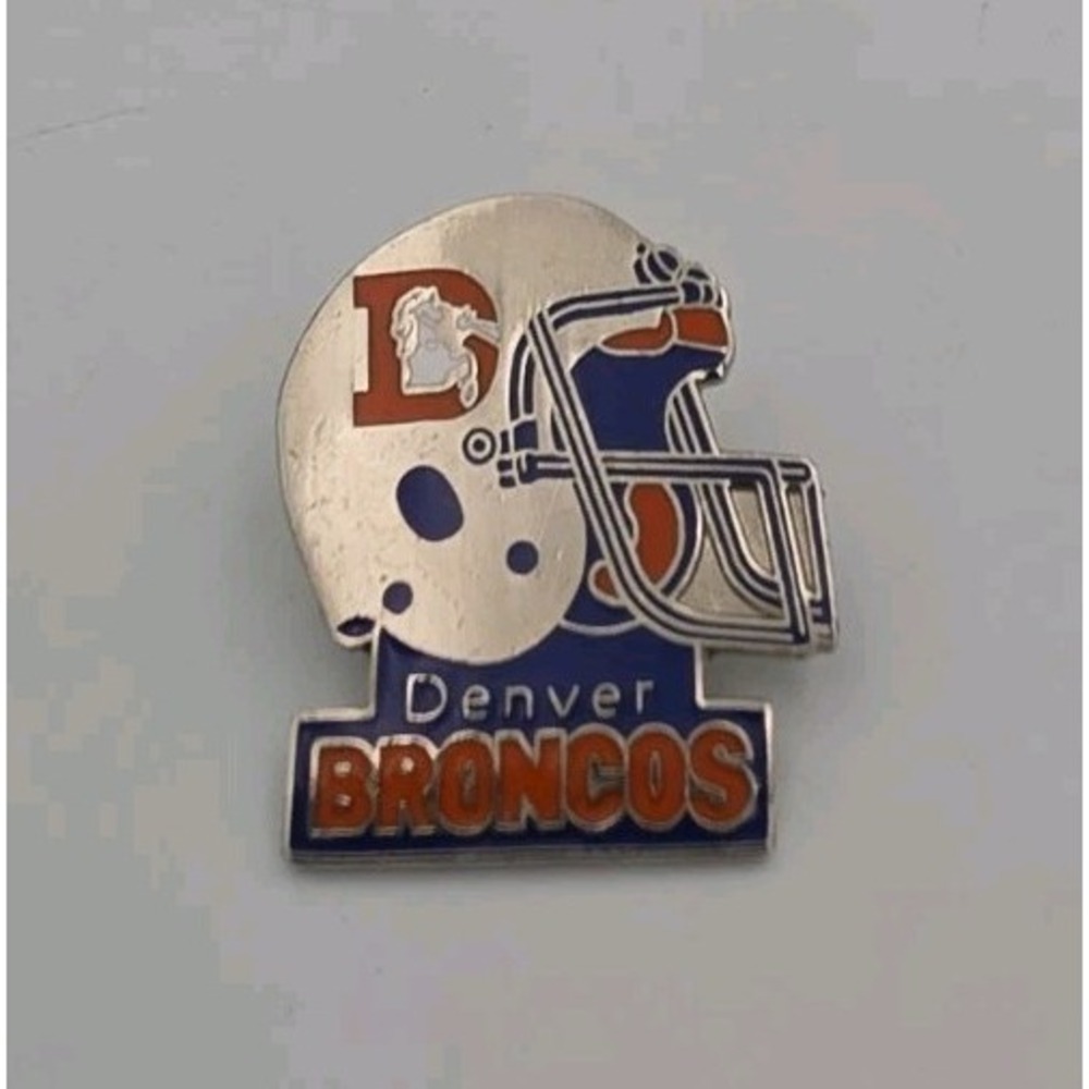 VINTAGE DENVER BRONCOS NFL SOUVENIR METAL ENAMEL BADGE LAPEL BROOCH HAT TIE PIN